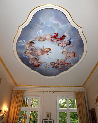 Das fertige Deckenbild mit Stuckrahmen Das fertige Deckenbild mit Stuckrahmen