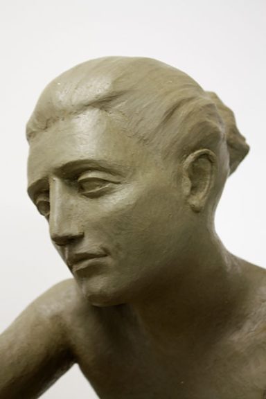 Tonmodell "Abschied".Kniende, weibliche Figur,Detail