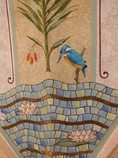 Über dem Element Wasser sitzt ein Eisvogel auf einem Ast.