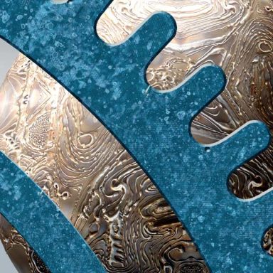 Das Bild zeigt eine surrealistische Landschaft mit metallenen Oberflächen und Strukturen.