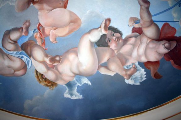ein Detail Ausschnitt aus einem Deckengemälde mit Puttenreigen