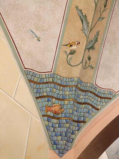 Am Fuße der Gewölberippen ist das Element Wasser in Anspielung auf das Taufbecken dargestellt