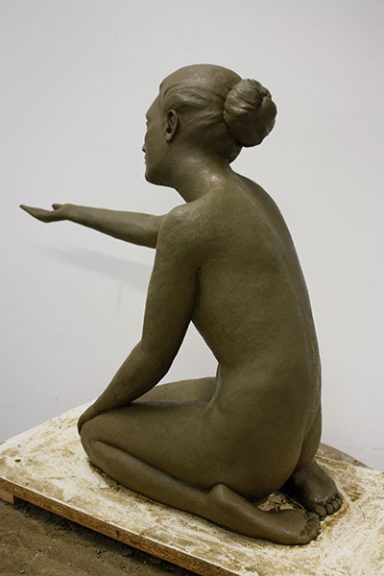 Tonmodell "Abschied".Kniende, weibliche Figur