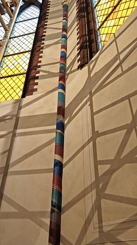 Kirchenmalerei im Institut St. Philipp Neri. Detailaufnahme mit gestalteter Säule und auf der Wand ein Schattenwurf  des Gerüstes,